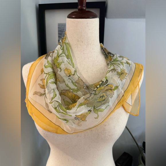 Vintage 30” x 30” tPolyester Scarf, Poppy Design. - Picture 4 of 12